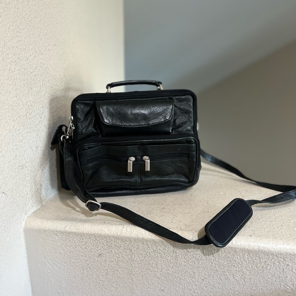 VNTG Wilson Black Leather Travel Messenger Bag Camera Bag Multiple Compartments